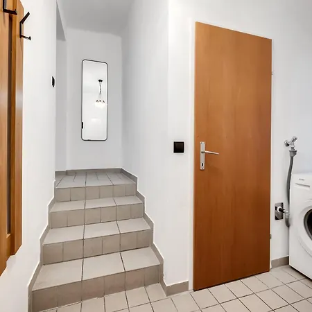 Ruhige Oase In Der Nähe Von Parkanlage Und Krankenhaus